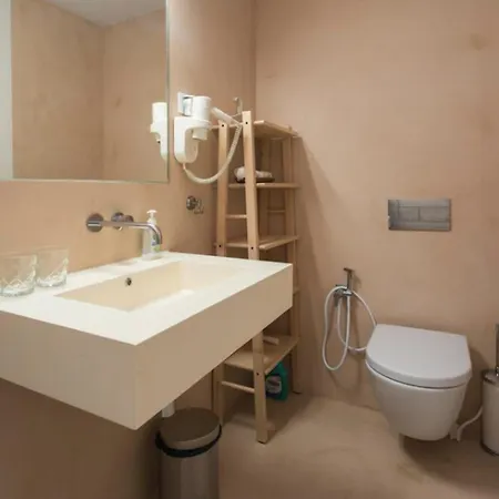 A Quiet Luxury In A Location That Couldn't Be Better, 2 Minutes Walk From The Subway 아파트 리스본